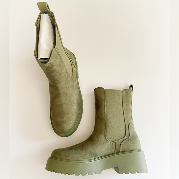 Shoes - NWOB Olive Green Platform Ankle Boots